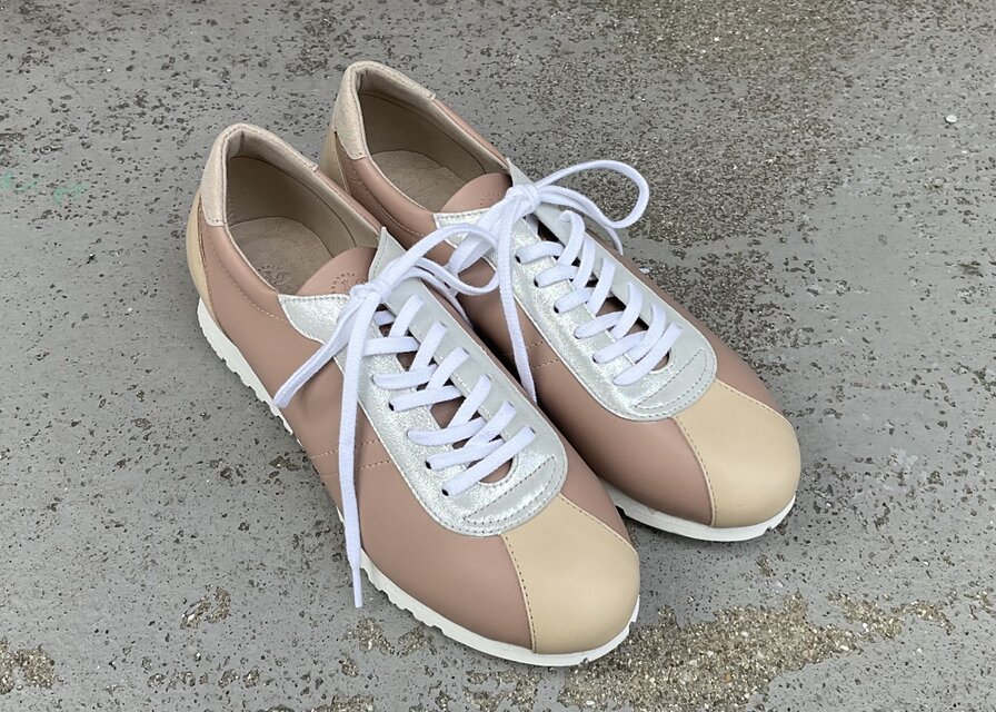 【桜カラー　新色限定】クラシックなデザインEMAのスニーカー/ピンクベージュ/ラメシルバー