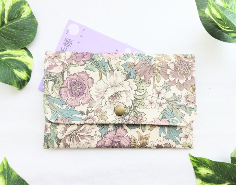 クラシックフラワーのフラップケースベージュ)