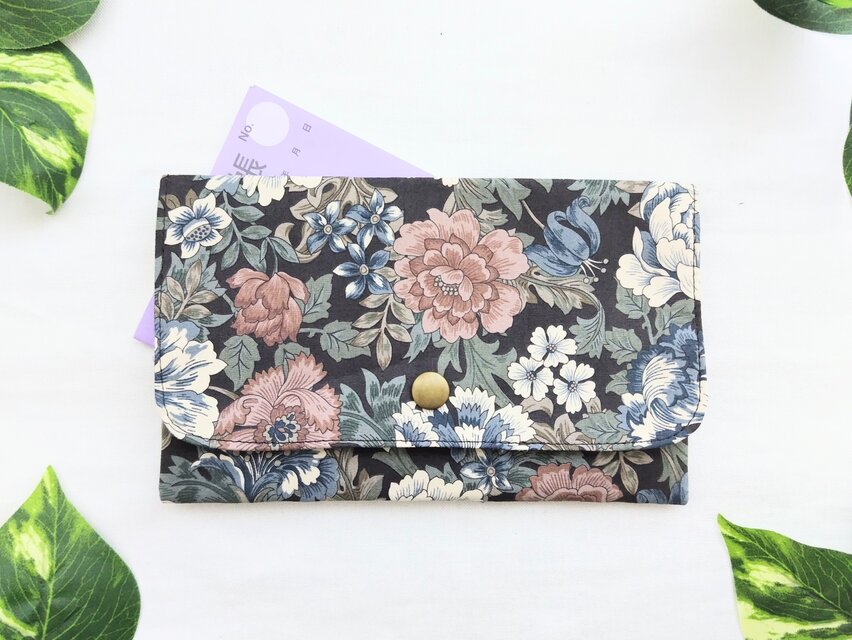 クラシックフラワーのフラップケース(ブラウン)