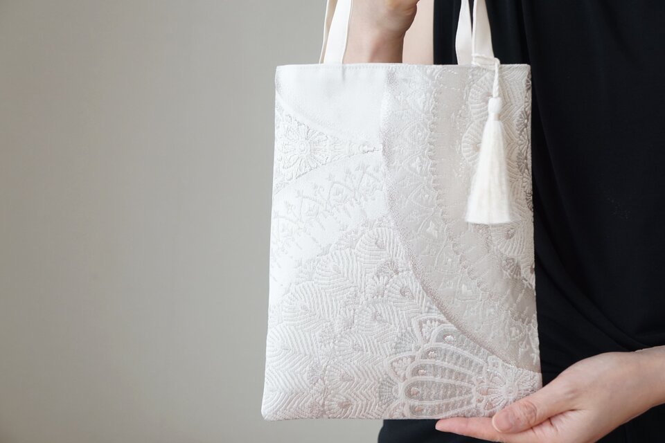 【花青海波　シルバー　シルク帯リメイク ミニサブバック フォーマルバッグ】結婚式、パーティー、和装バッグにも。