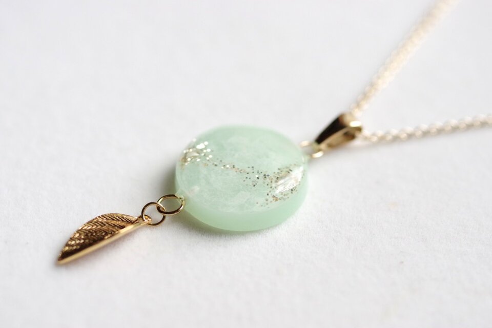 レジンアート　ラウンドモチーフと葉っぱチャームのペンダント〈初音〉