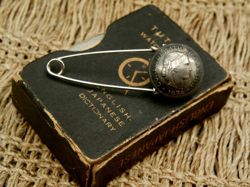 ＃B24　Switzerland Coin Brooch