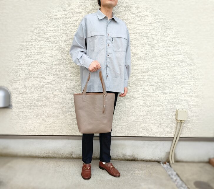 美品 VASIC トートバッグ サイン A4可能 レザー シボ革 グレージュ 美品 VASIC トートバッグ サイン A4可能 レザー シボ革 グレージュ