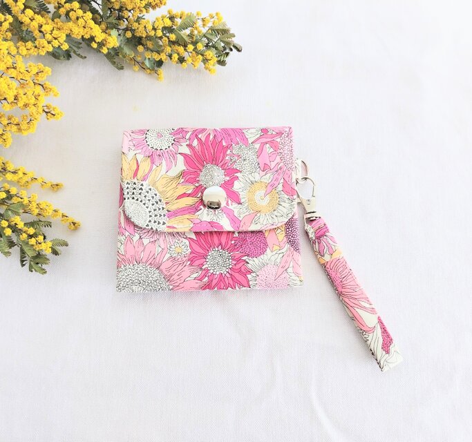 リバティスザンナの持ち手付きミニミニ財布（ピンク)