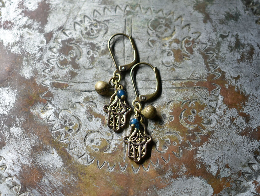 ハムサとインディゴブルーアンティークビーズ、民族鈴のピアス