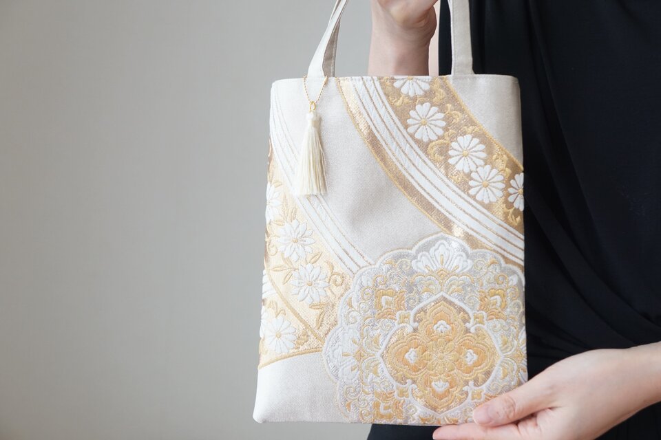 【シルバー・ゴールド　華紋様　シルク帯リメイク ミニサブバッグ フォーマルバッグ】結婚式、パーティー、和装、入学式バッグにも。