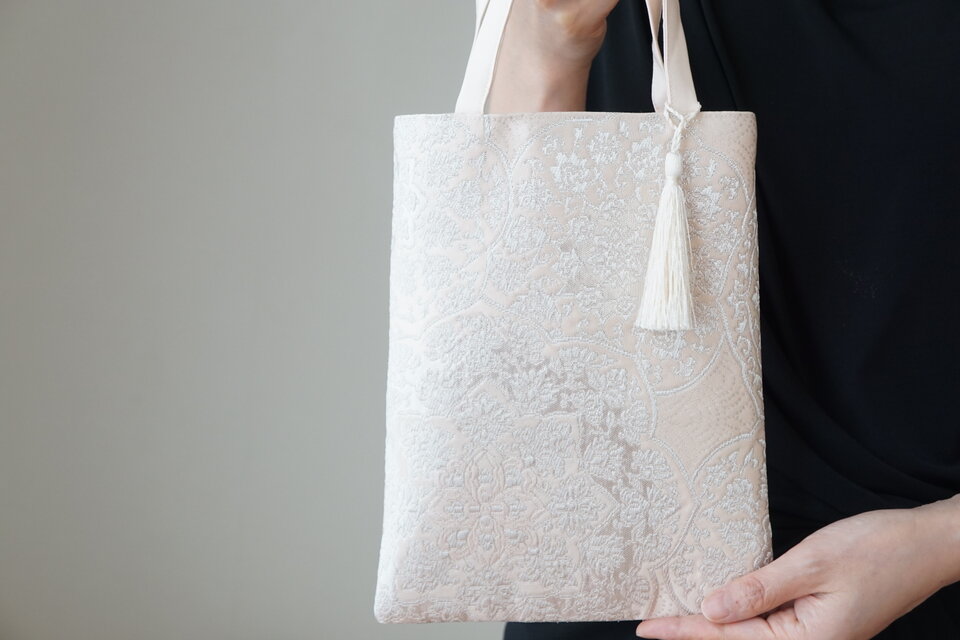 【華紋模様　桃色・シルバー　シルク帯リメイク ミニサブバック フォーマルバック】日常使い、結婚式、パーティー、和装にも。