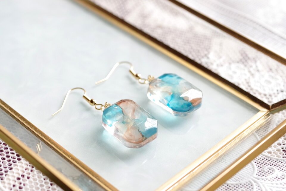 レジンアート　エメラルドカットのピアス〈桐の葉蔭〉