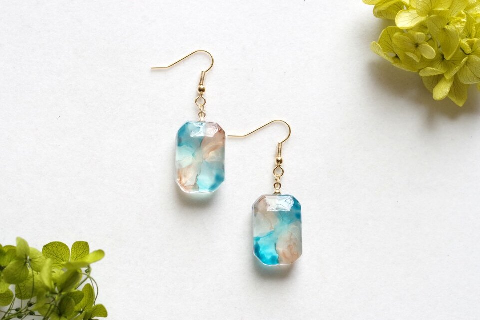 レジンアート エメラルドカットのピアス〈桐の葉蔭〉 | iichi 日々の