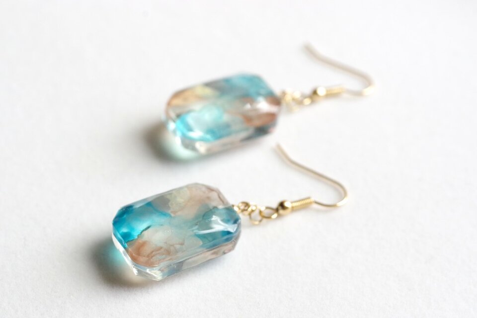 レジンアート エメラルドカットのピアス〈桐の葉蔭〉 | iichi 日々の