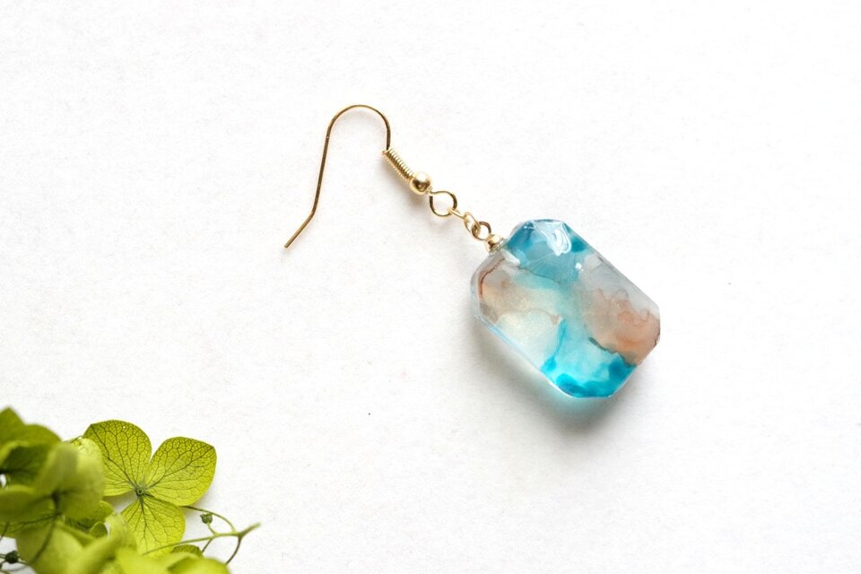 レジンアート エメラルドカットのピアス〈桐の葉蔭〉 | iichi 日々の