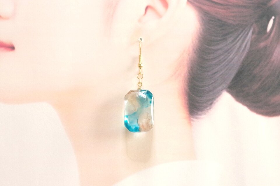 レジンアート エメラルドカットのピアス〈桐の葉蔭〉 | iichi 日々の