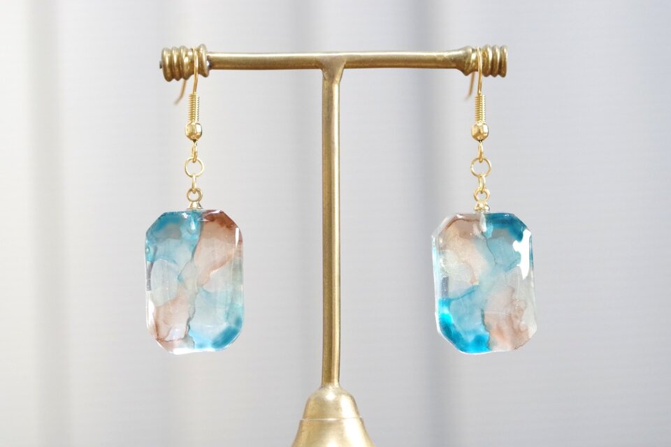 レジンアート エメラルドカットのピアス〈桐の葉蔭〉 | iichi 日々の