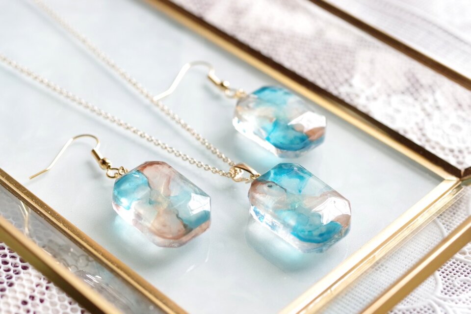 レジンアート エメラルドカットのピアス〈桐の葉蔭〉 | iichi 日々の