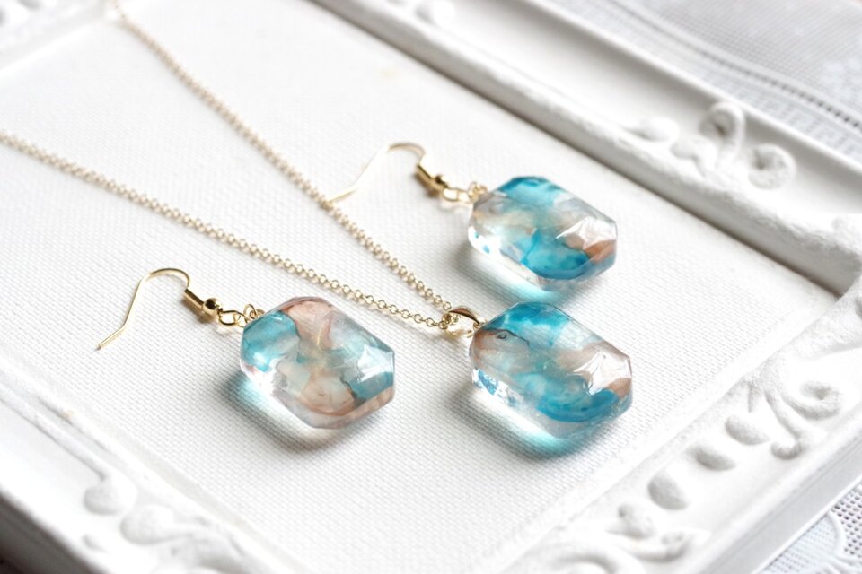 レジンアート エメラルドカットのピアス〈桐の葉蔭〉 | iichi 日々の