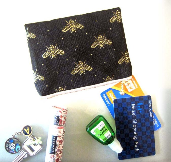 フランス生地　黒地に 蜂のポーチ　コスメ入れ　カード入れ　キーケース