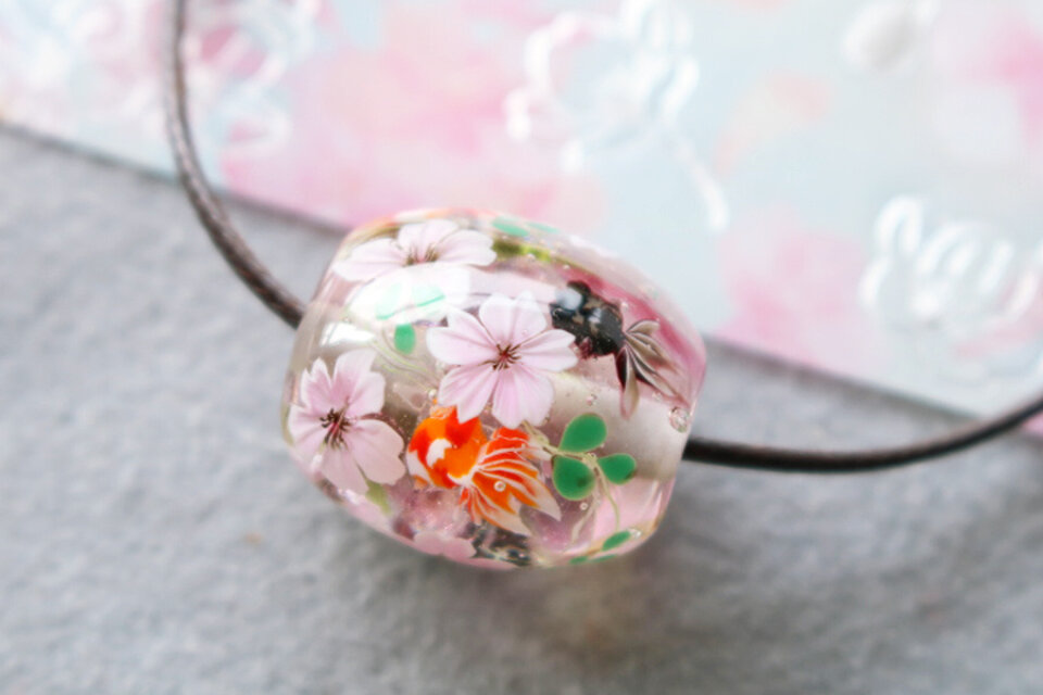 在庫処分セール＊桜と金魚のとんぼ玉（ガラス玉）泡入り