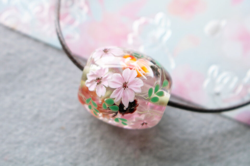 吉田正子トンボ玉（貳拾肆）　「江戸組み紐」ネックレス　ガラス玉に込めた日本画 glass_114☆とんぼ玉ガラスペンダント「桜と錦鯉」 桜のとんぼ玉