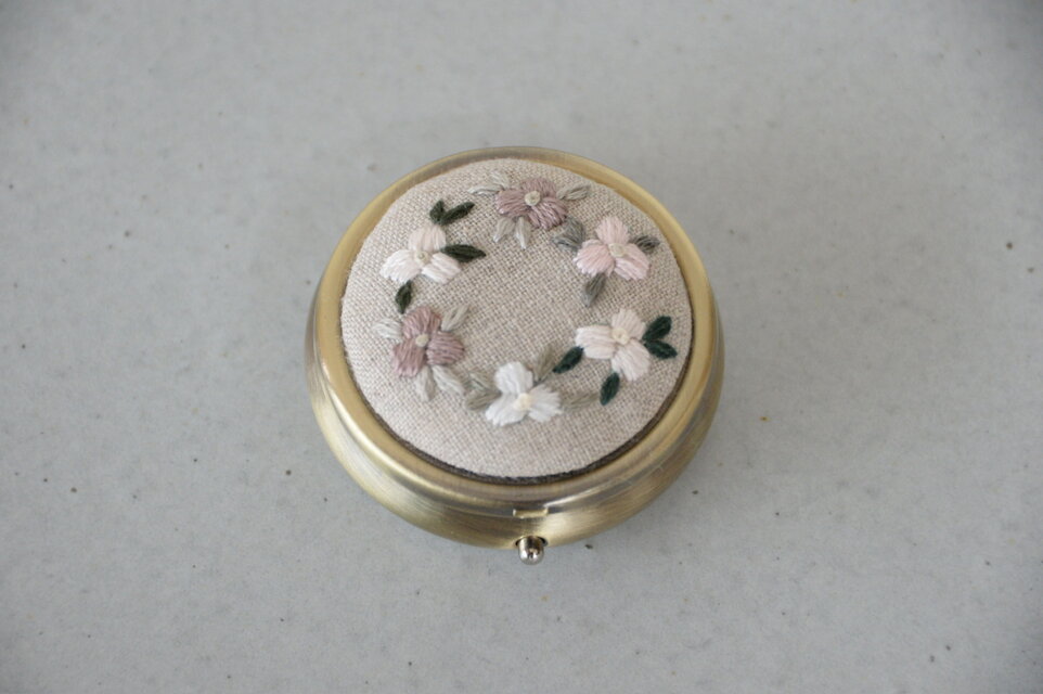 刺繍 セピア 小花 ピルケース | iichi 日々の暮らしを心地よくする