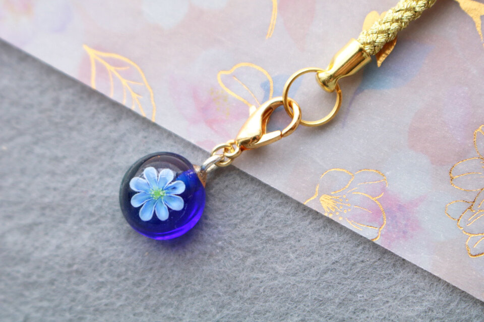 とんぼ玉＊ガラスの根付「ブルーデイジー」（カニカン付き）