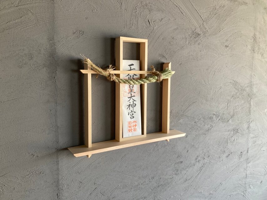 【モダン神棚（壁掛け）】神々しい木曽檜の鳥居しめ縄つき神棚｜神棚
