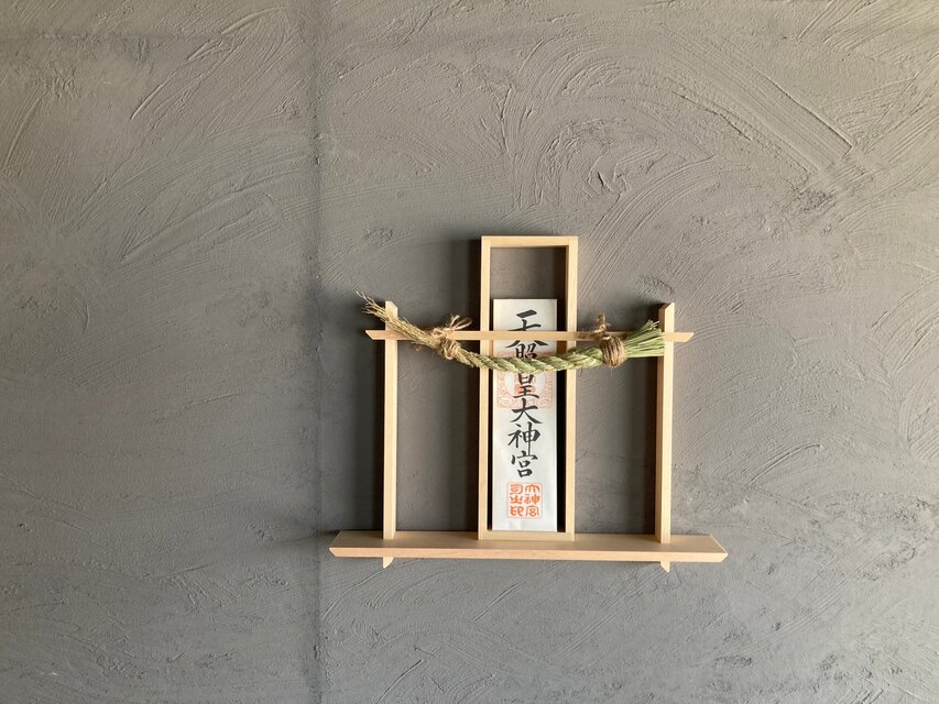 モダン神棚（壁掛け）】神々しい木曽檜の鳥居しめ縄つき神棚｜神棚