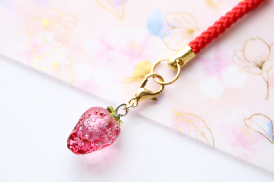 とんぼ玉＊ガラスの根付「いちご」　（カニカン付き）