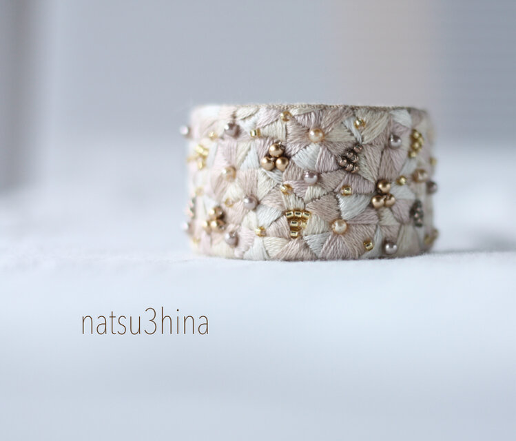 ベージュ　スクエアヘアゴム