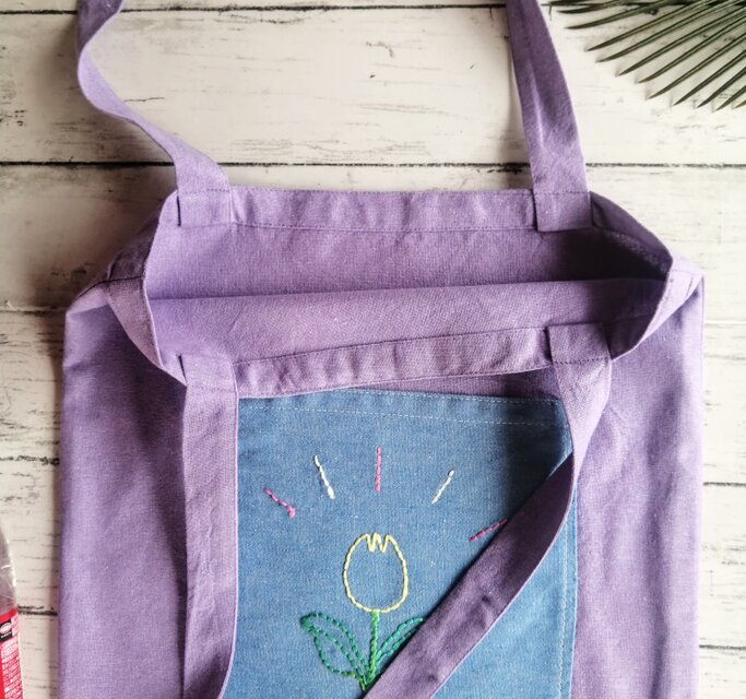 チューリップの刺繍　トートバッグ　肩掛け　A4サイズ収納可能　紫　マチなし　大きいポケット　名入れ