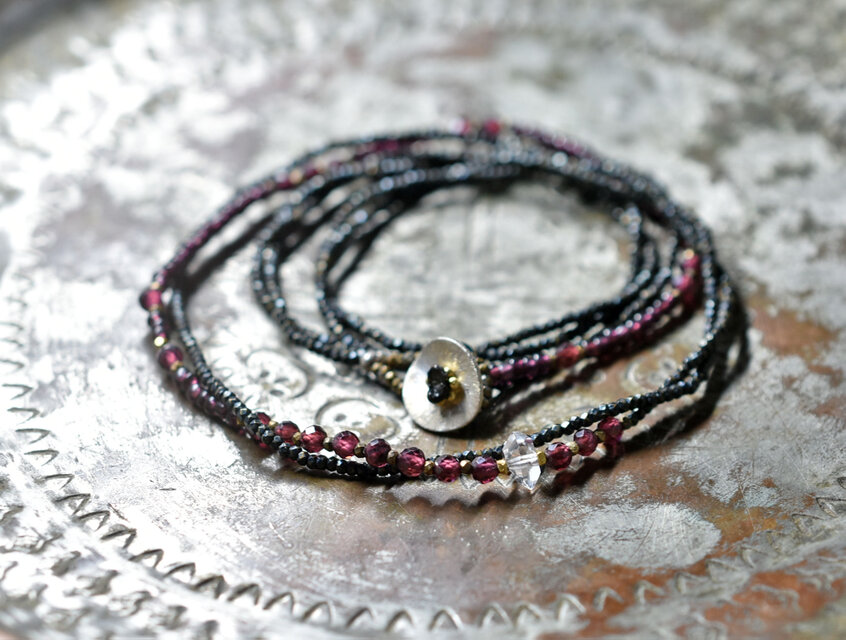 フランスアンティークカットメタルビーズとハーキマーダイヤモンド、ガーネット＆ワインレッドビーズの2連ネックレス