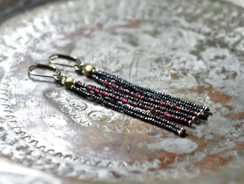 フランスアンティークカットメタルビーズとガーネット＆ワインレッドビーズの4連ピアス