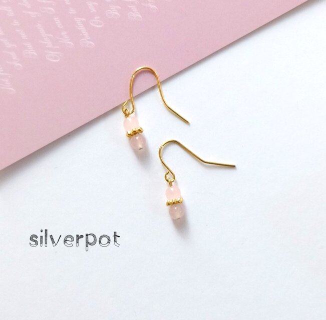G74【イライラ解消　カルセドニー】ベビーピンクの小さいピアス（パーツ変更可能）