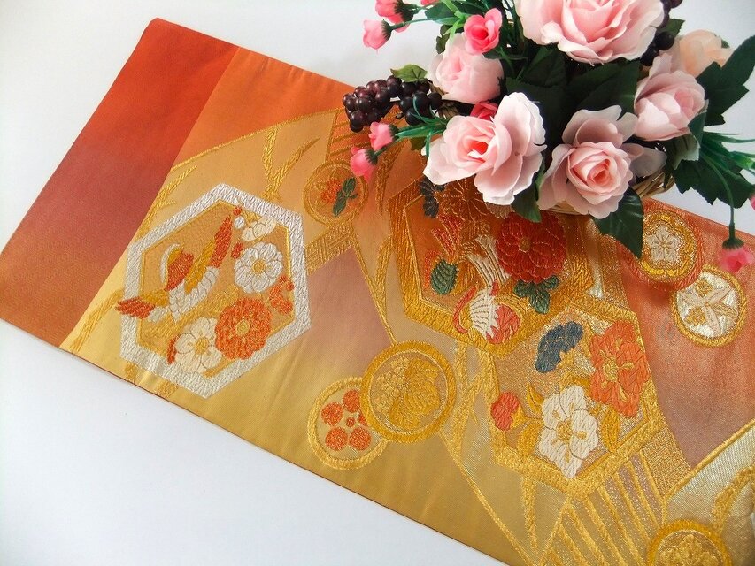 16)2235】85.5cm/美品・扇面亀甲鴛鴦花文様/テーブルセンター・敷物