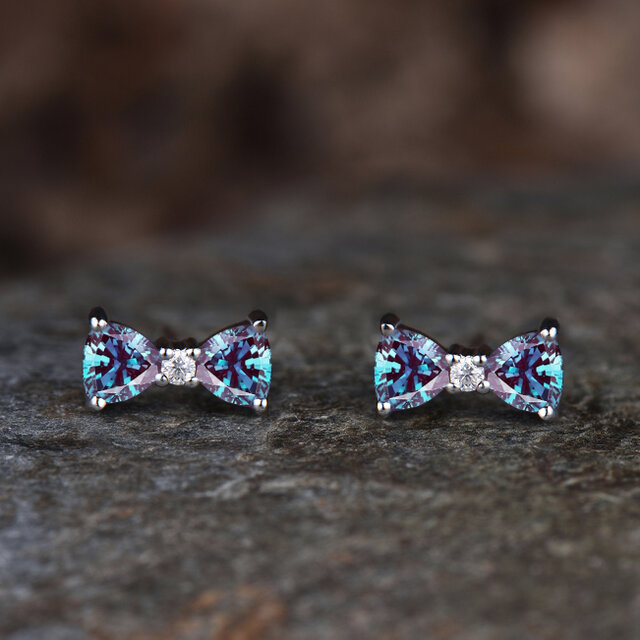 6 月の誕生石アレキサンドライトピアス カラーチェンジストーン蝶ネクタイちょう結びスタッドピアスバタフライノットジュエリー