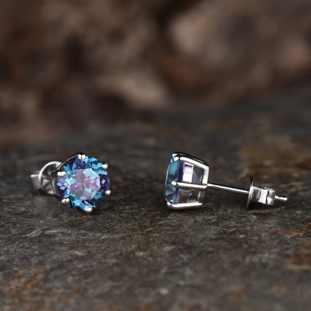 ユニークなソリティアピアス 6月の誕生石アレキサンドライトピアス カラーチェンジストーンスタッドピアス