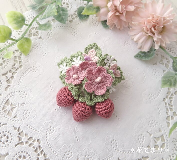 レース編み 小さな苺と野の花のブローチ