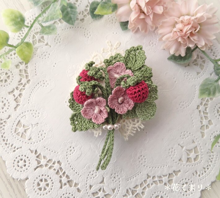 レース編み ワイルドストロベリーのブローチ～red～