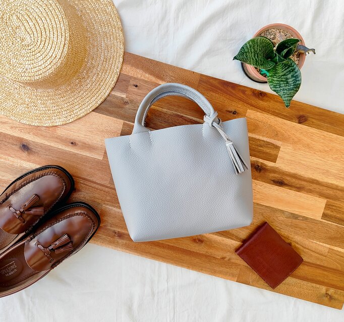 【イタリアンレザー】手縫いのミニトートバッグ（シンプル/メンズ/レディース/コンパクト/軽い/自立）ライトグレー