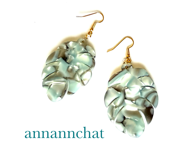 【フランス　水色・ブラウン　マーブル　葉　ピアス】