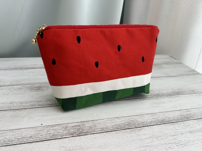 赤いスイカのポーチ(中もタネあり)