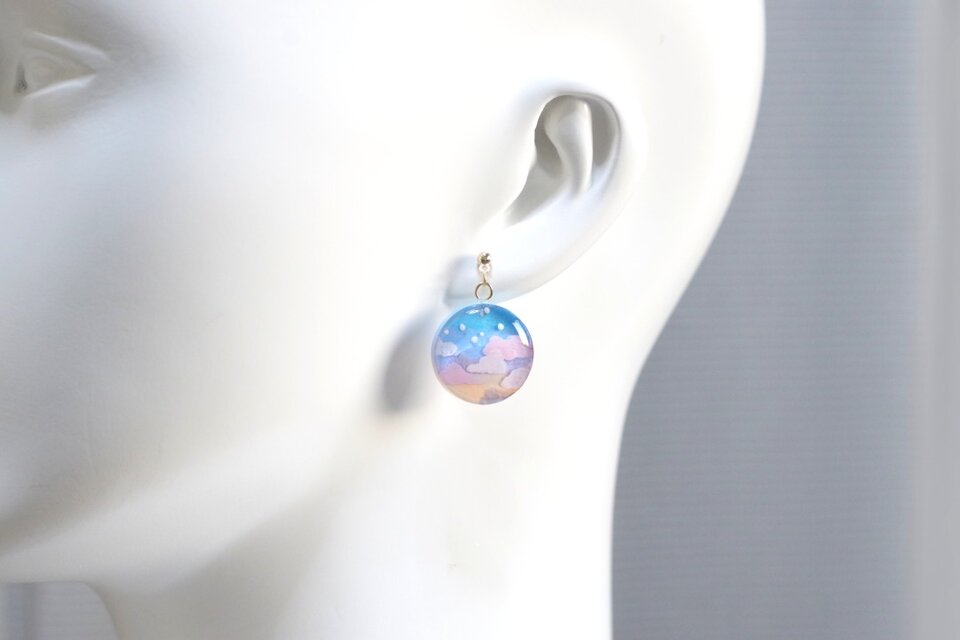 レジンアート　ラウンドピアス〈夕と夜のあわい①〉