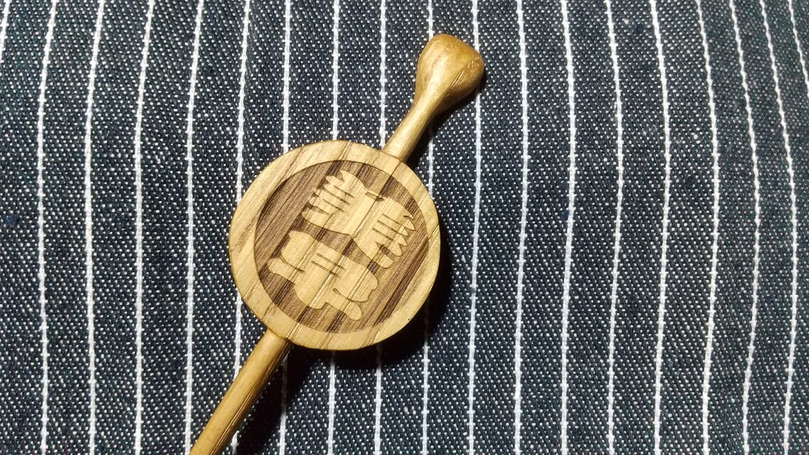 両面名入彫り 木のかんざし | iichi 日々の暮らしを心地よくする