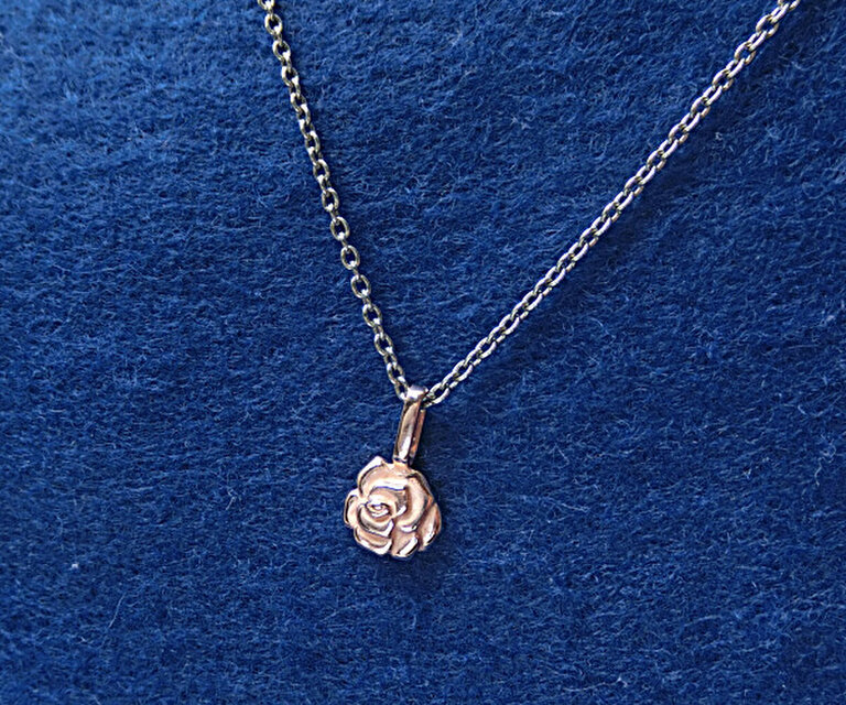 18金製ピンクゴールド：ミニ・薔薇｛バラ｝のペンダント（S型） ◎ピンクゴールド＆ステンレスとのおしゃれな組み合わせ