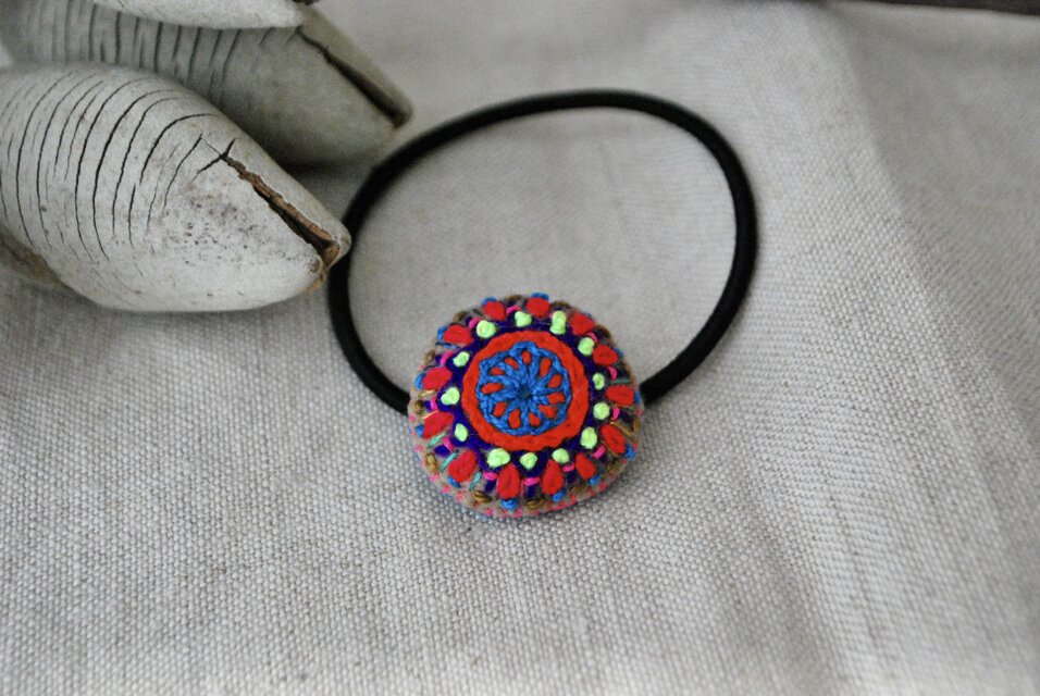 小さな刺繍ヘアゴム丸　カラフル