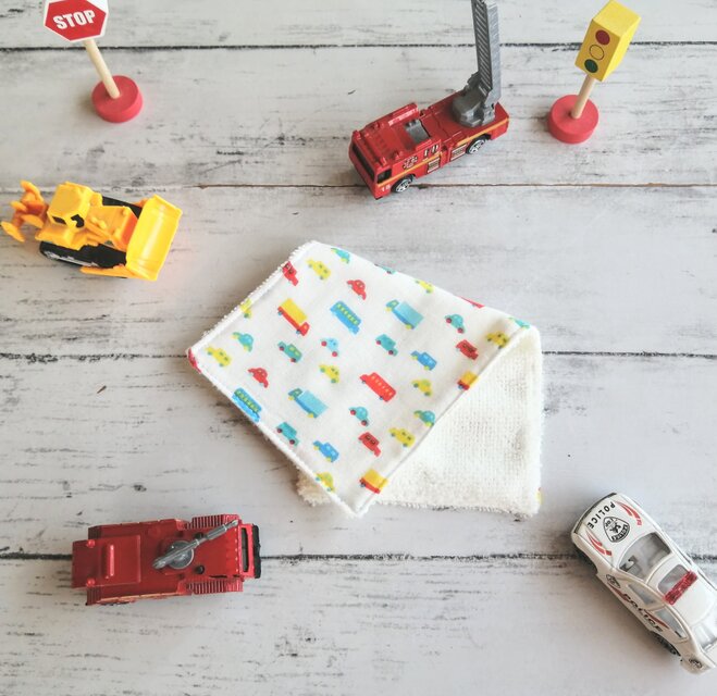 トラックとバス　ハーフハンカチ　ガーゼハンカチ　タオルハンカチ　ダブルガーゼ　水色地　名入れ