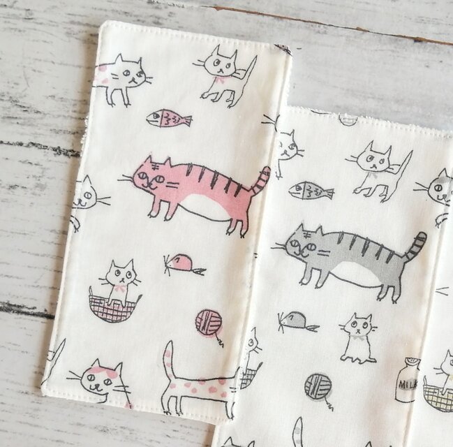 ピンクの猫　ハーフハンカチ　ハンカチタオル　ふわふわ　名入れ