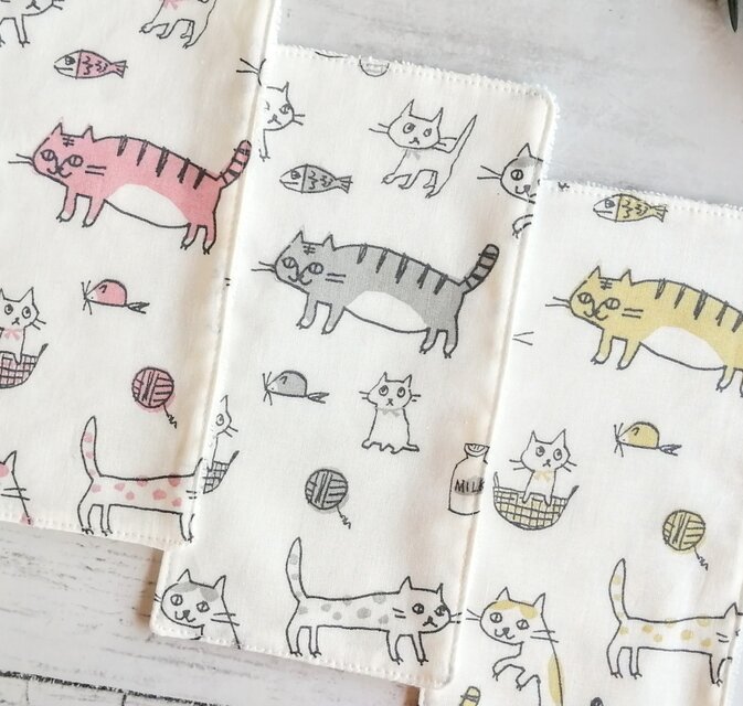 グレーの猫　ハーフハンカチ　ハンカチタオル　コットン　マイクロファイバー　ふわふわ　名入れ