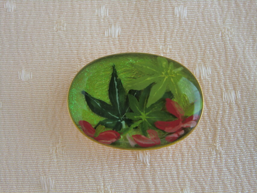 もみじの花と青もみじ＊手描きレジンの小さな帯留め