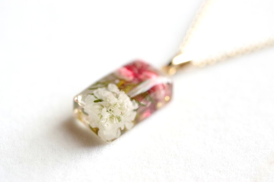 【受注製作】レジンアート　長方形のペンダント〈秘密の裏庭〉