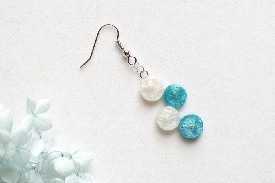 レジンアート　丸を連ねてピアス〈忘れな草〉タイプ2